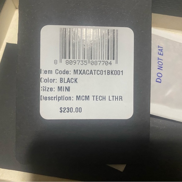 MCM leather card holder. Brand new comes with box and dust bag. (Unisex) - Picture 3 of 3